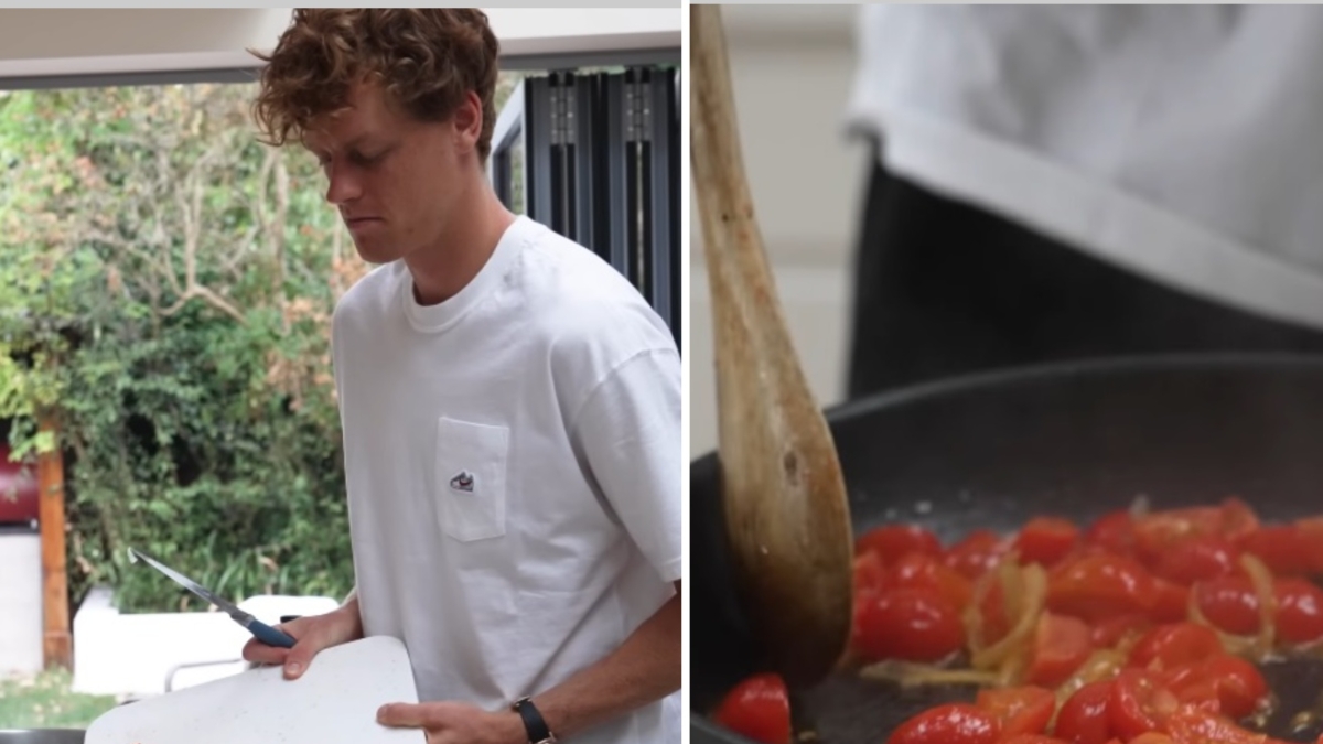 Jannik Sinner «chef»: il tennista prepara i rigatoni al sugo per il suo team (con un tocco speciale)