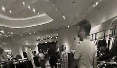 Ragazzo picchiato dagli addetti alla sicurezza del centro commerciale: «Mi gridavano "fr..., ti soffoco"»