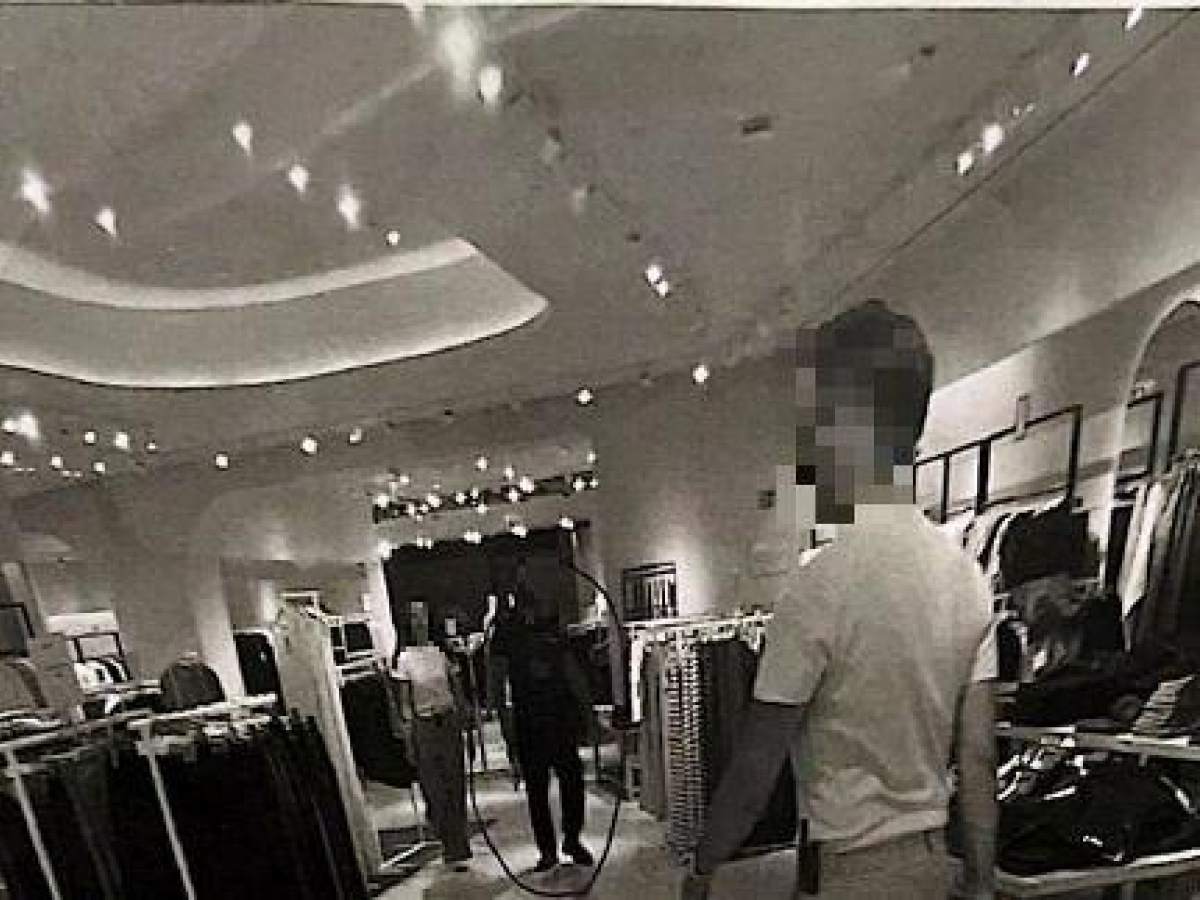 Ragazzo picchiato dagli addetti alla sicurezza del centro commerciale: «Mi gridavano "fr..., ti soffoco"»