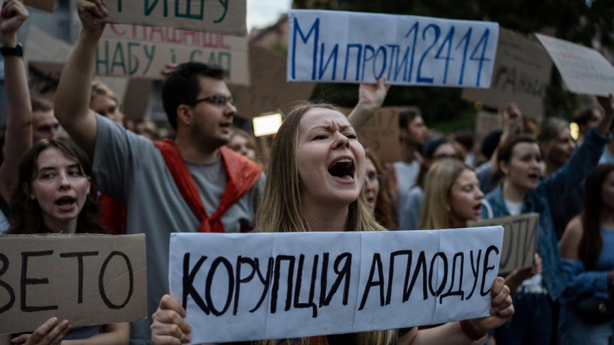 Ucraina, stretta sulle agenzie anticorruzione: le piazze contro Zelensky