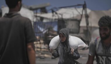 Al mercato nero di Gaza: un chilo di farina costa 25 euro, un pannolino cinque. Un commerciante: «Pago tangenti per facilitare l'ingresso della merce»