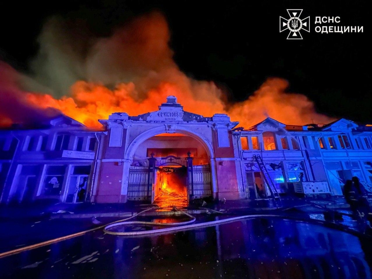 Ucraina - Russia, le notizie di oggi in diretta | Pesanti raid russi su Odessa, colpito il mercato storico. I negoziati: sì di Mosca e Kiev a uno scambio di 1.200 prigionieri per parte