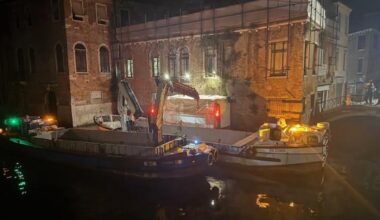 Murale di Banksy a Venezia, l'opera «The Migrant Child» staccata dalla parete e trasferita in un caveau: operai, security e una cassa d'acciaio di 8 tonnellate