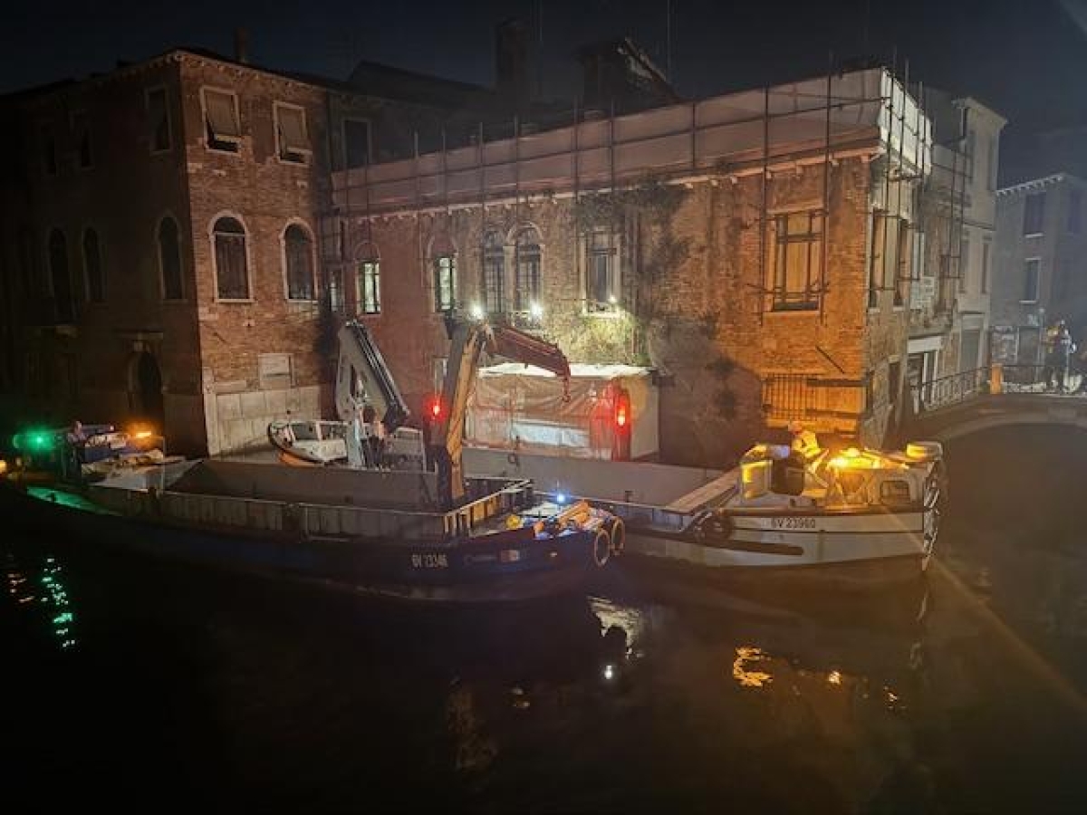 Murale di Banksy a Venezia, l'opera «The Migrant Child» staccata dalla parete e trasferita in un caveau: operai, security e una cassa d'acciaio di 8 tonnellate