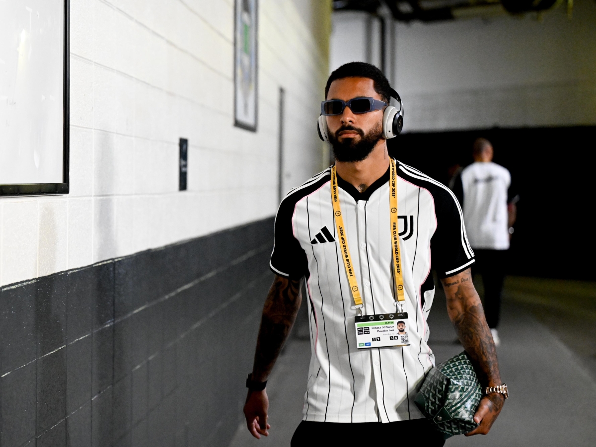 Juve, Douglas Luiz non si presenta al raduno: il club prenderà provvedimenti disciplinari