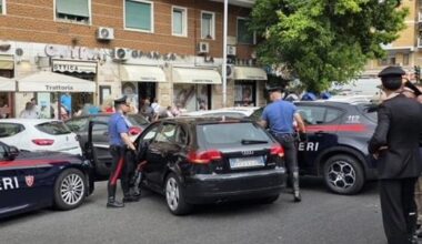 Fuga all'alt dei carabinieri, inseguimento da film dall'Aventino a piazzale della Radio. Traffico in tilt e due arrestati