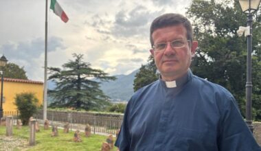 Don Massimiliano Taroni, il sacerdote-scrittore pubblica il centesimo libro sulle vite dei santi. E c'è anche un ricettario