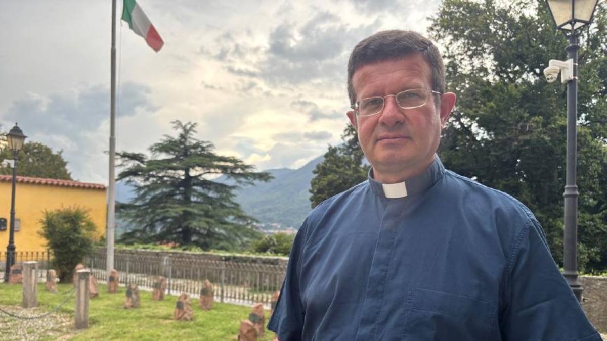 Don Massimiliano Taroni, il sacerdote-scrittore pubblica il centesimo libro sulle vite dei santi. E c'è anche un ricettario