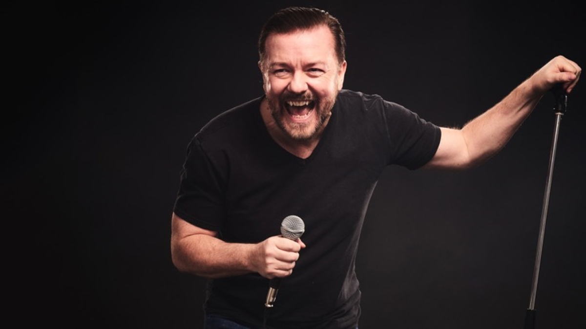 Ricky Gervais per la prima volta in Italia. E non risparmia nessuno, da Stephen Hawking alla mamma scomparsa