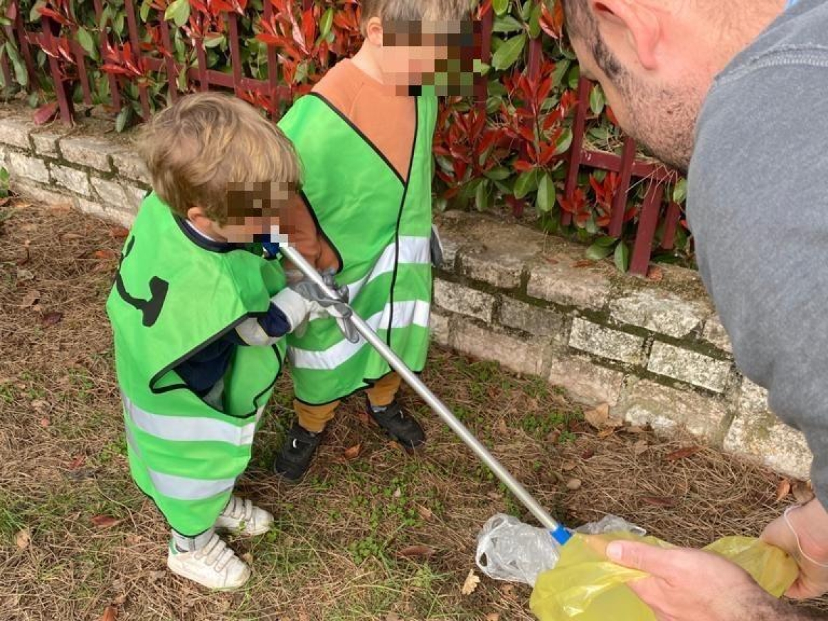 Diego, il padre di Lainate raccoglie i rifiuti per le strade con il figlio. La rete Salvaciclisti: il sindaco ritiri la multa o andremo al Tar
