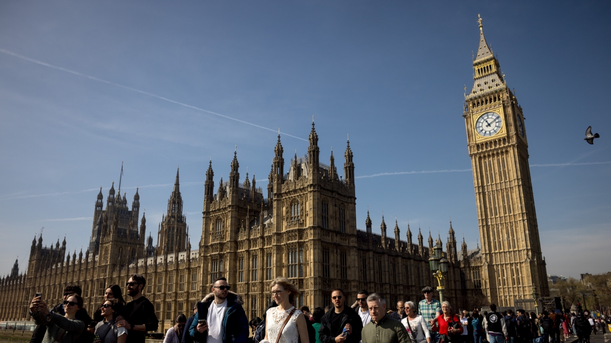 Permessi per Londra a prezzi gonfiati, l’appello dell’ambasciata: «Usate i canali ufficiali»