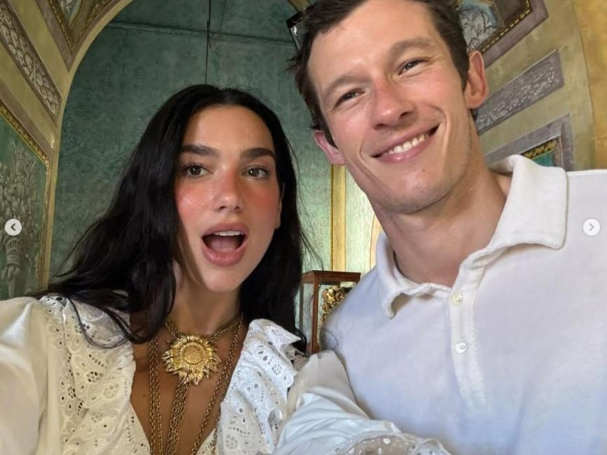 La popstar Dua Lipa (e fidanzato) pazza per Palermo tra orange wine, carte e relax nei locali simbolo del centro storico