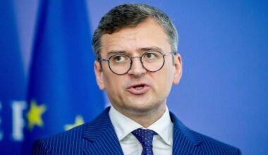 Kuleba: «In Ucraina è tornata la politica. Zelensky che ascolta la piazza prova che siamo diversi da Mosca»