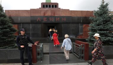 «La mummia» di Lenin divide Putin e la Chiesa ortodossa: il film riaccende la questione sulla sepoltura del padre della rivoluzione