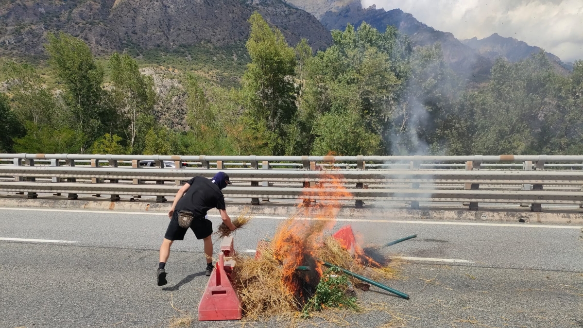 Migliaia al corteo del festival Alta felicità. I manifestanti No Tav invadono il cantiere di San Didero. Bloccata con barriere e falò l'A32