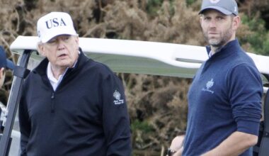 Trump contestato in Scozia: «Via da qui». Lui gioca a golf con il figlio (e dedica un green alla madre)