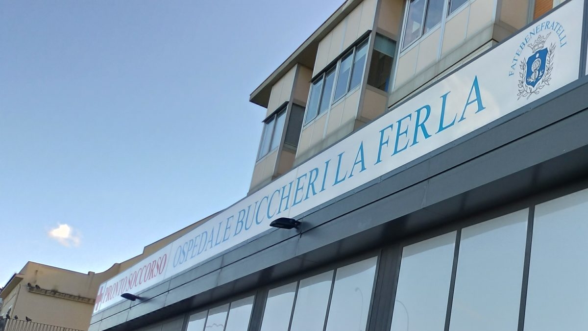 Palermo, giallo sulla morte di una quattordicenne. «Segni di violenza e vestiti zuppi di benzina»