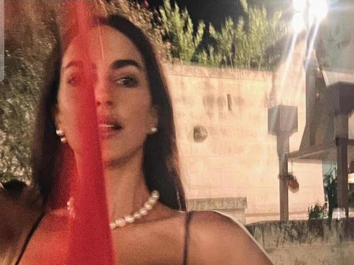 Rocio Morales, vacanze in Puglia con le figlie e gli amici. E sotto le foto piovono messaggi di solidarietà per il caso Raoul Bova