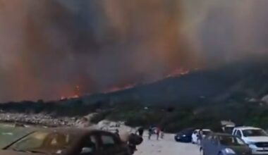 Incendio a Punta Molentis a Villasimius, fiamme a ridosso della spiaggia: bagnanti in fuga, operazioni di salvataggio via mare