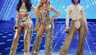 Beyoncé tutta scintillante in oro riunisce le Destiny's Child sul palco. La folla va in delirio, le immagini virali sui social