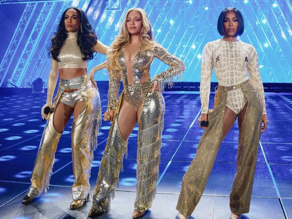Beyoncé tutta scintillante in oro riunisce le Destiny's Child sul palco. La folla va in delirio, le immagini virali sui social