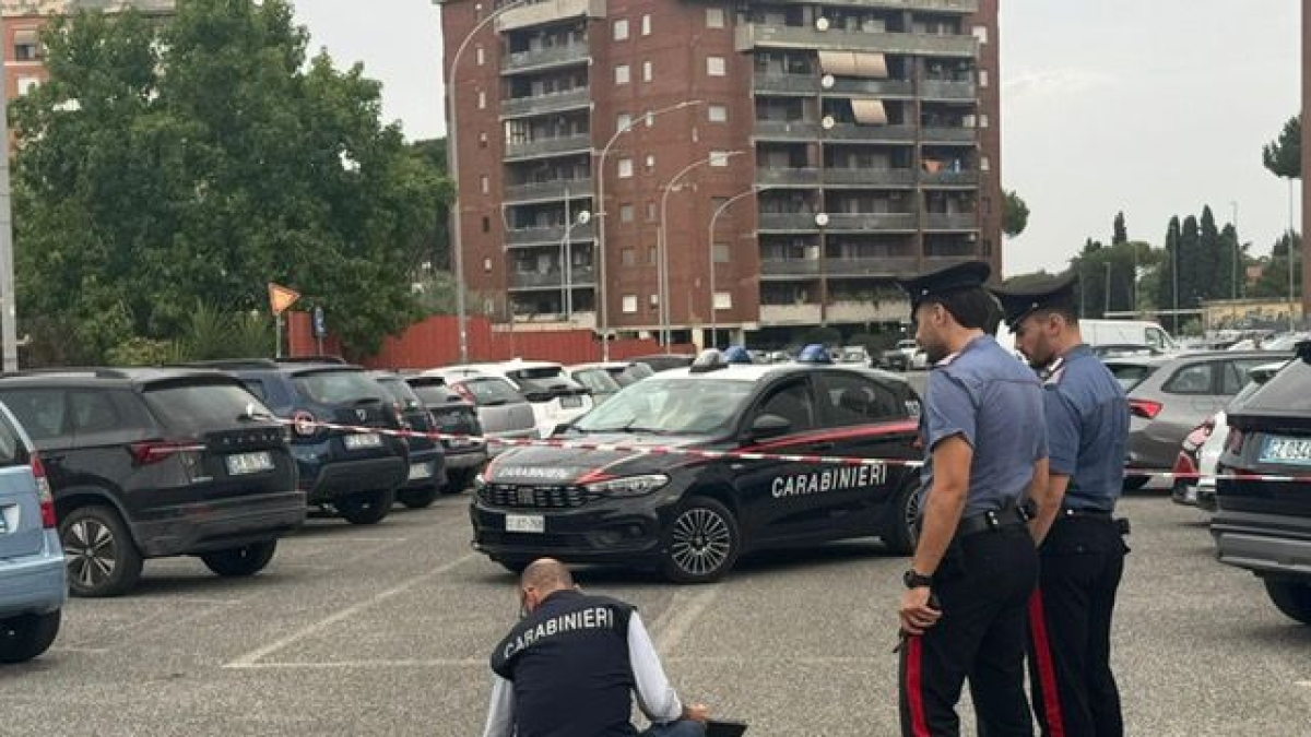 Roma Cinecittà, uomo ferito a colpi di pistola in un regolamento di conti in un parcheggio