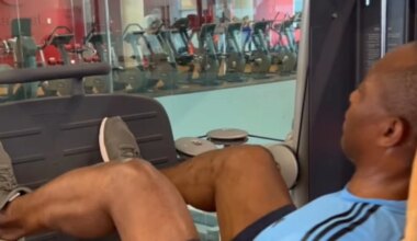 Soumahoro come Toninelli: il video dell'ex deputato mentre si allena in palestra e la musica di Ghali: "Se mi dicono vai a casa, rispondo sono già qua"