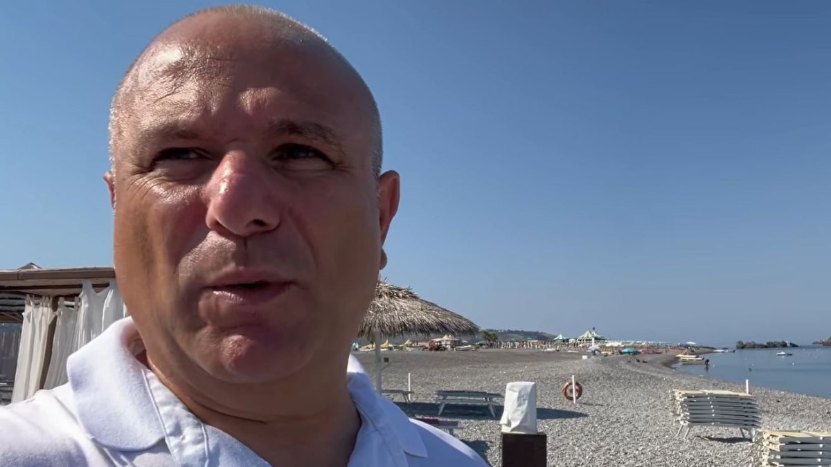 Praia a Mare, il sindaco impone il coprifuoco agli under 14: «Il loro gioco è aggredire e fare danni. Troppi in giro con i monopattini»
