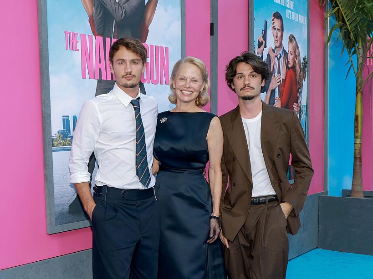 Pamela Anderson e lo stile «no make-up»: red carpet a New York con i due figli