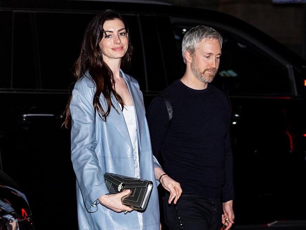 Anne Hathaway e Adam Schulman, 17 anni di amore discreto: chi è il marito dell'attrice de «Il Diavolo veste Prada» e che le ha disegnato l'anello nuziale