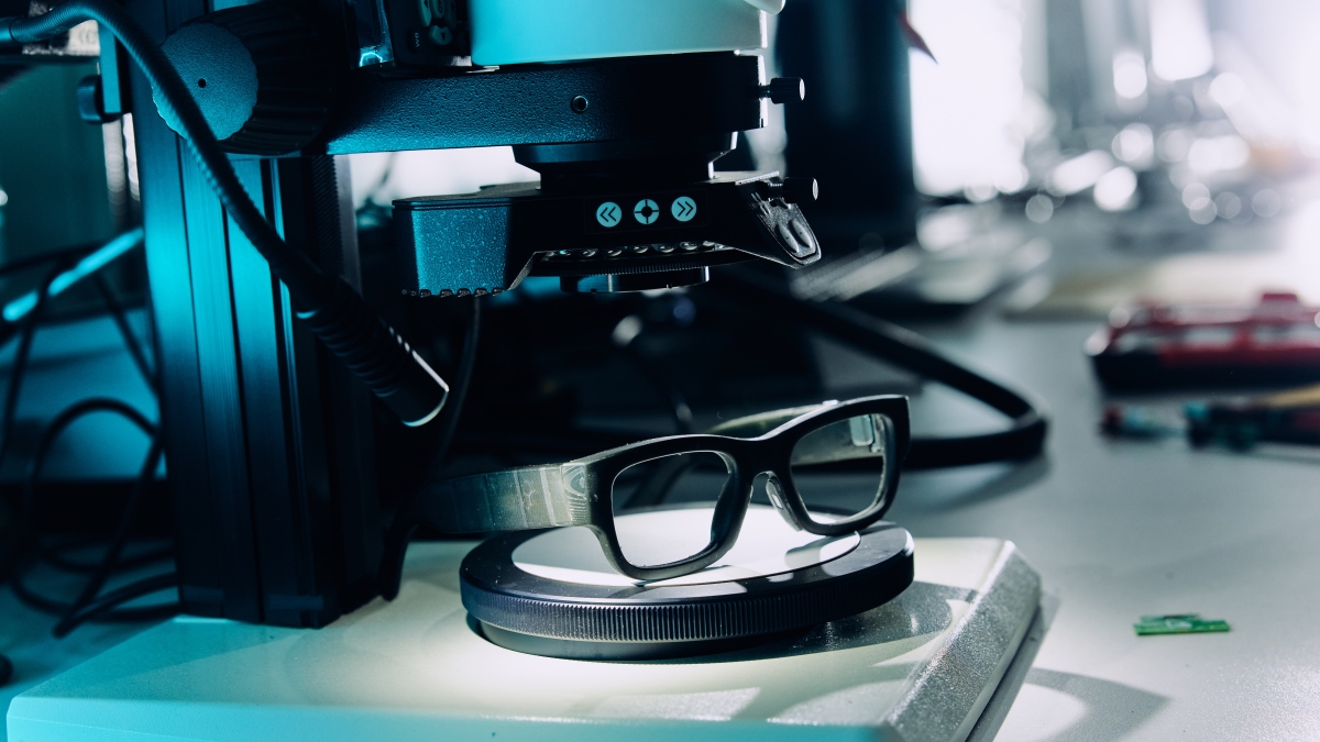 Dentro lo Smart Eyewear Lab, il laboratorio dove Luxottica sta creando gli occhiali smart del futuro