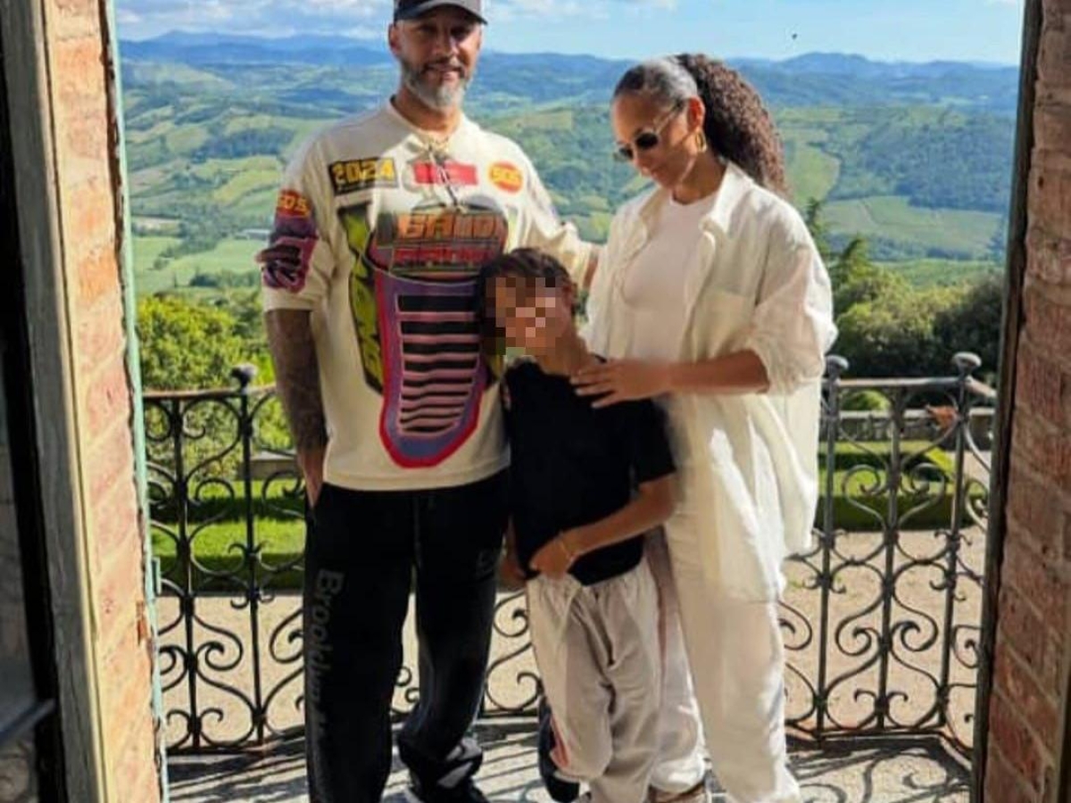 Alicia Keys e il castello di Montalto Pavese in vendita a 10 milioni di euro, la foto della cantante americana in visita. «Anche lei interessata all'acquisto»