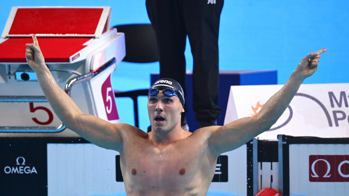 Simone Cerasuolo è medaglia d'oro nei 50 rana ai mondiali di nuoto di Singapore: «Papà lo aveva previsto»