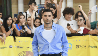 Junior Cally: «Sanremo è stato un trauma, poi ho conosciuto Margherita e sono rinato: oggi ho un circolo di padel e a settembre mi sposo. Ma al Festival ci tornerei anche a piedi»