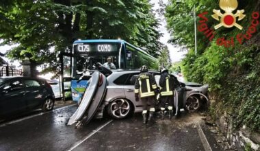 Incidente per Caqueret del Como: la sua auto contro un bus