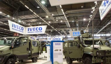 Exor vende Iveco all'indiana Tata Motors, i mezzi militari vanno a Leonardo: doppia operazione da 5,5 miliardi