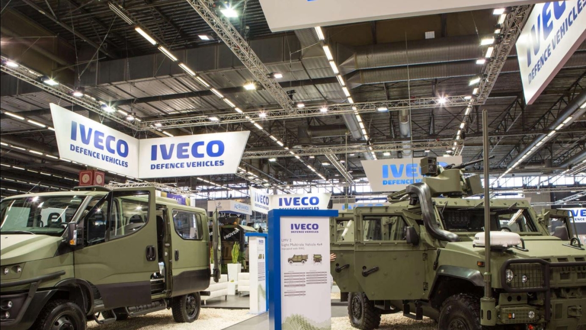Exor vende Iveco all'indiana Tata Motors, i mezzi militari vanno a Leonardo: doppia operazione da 5,5 miliardi