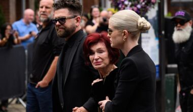 Ozzy Osbourne, il lungo addio di fan e amici a Birmingham. La moglie Sharon in lacrime