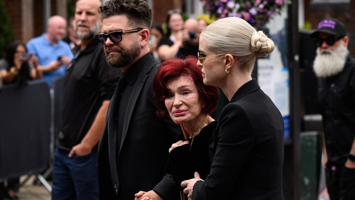 Ozzy Osbourne, il lungo addio di fan e amici a Birmingham. La moglie Sharon in lacrime