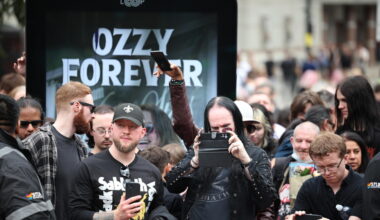 Birmingham saluta Ozzy Osbourne, in migliaia al corteo funebre - Cultura