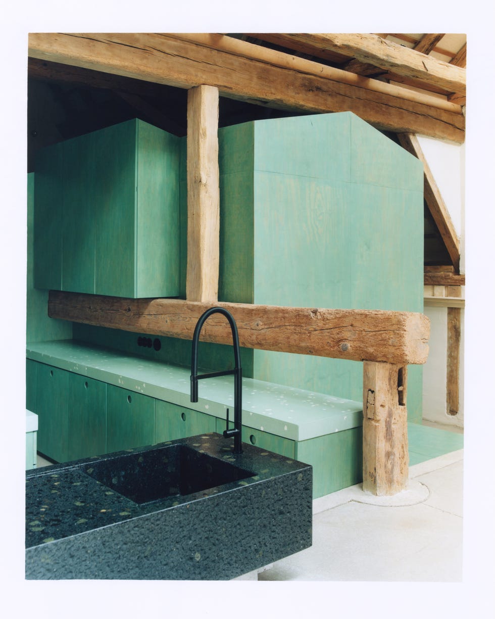 granero siglo xviii, cuatro casas divididas por colores y un manual de arquitectura, asi hicieron los propietarios su reforma diy