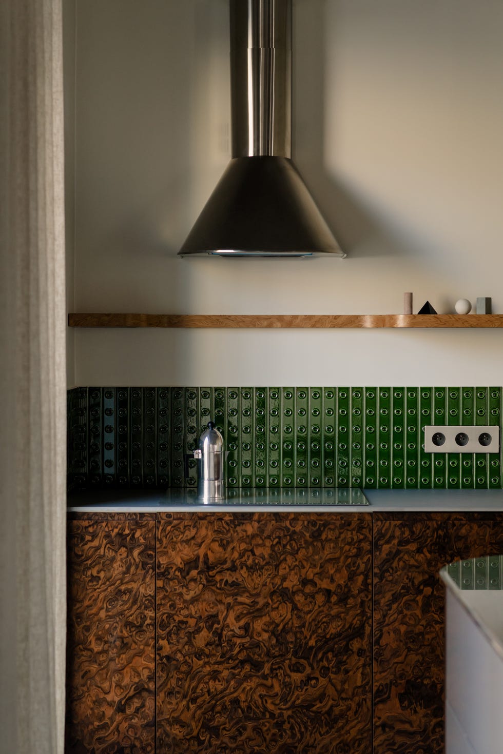 maximalista, masculino, con mobiliario curvo y para un propietario sexagenario, este apartamento de 75 metros lo tiene todo