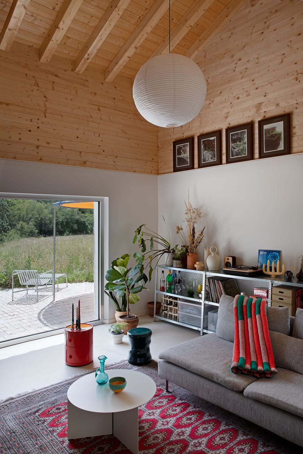 un libro, estructuras rurales tradicionales y teja ceramica, esta cabana de la sierra de gredos de 40 metros es un homenajea a la naturaleza