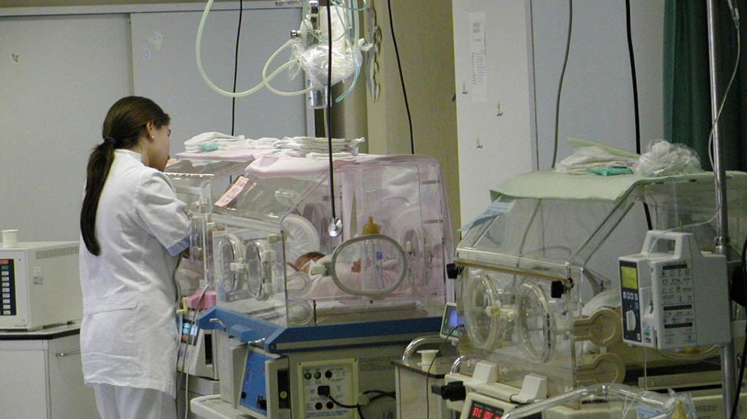 Bambino di 7 mesi morto in culla: tragedia a Campi Bisenzio 