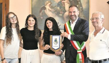 Melissa, Beatrice e Anna trovano un portafoglio con 2.500 euro e lo consegnano ai carabinieri, il sindaco Bortolato: «Gesto d’esempio»