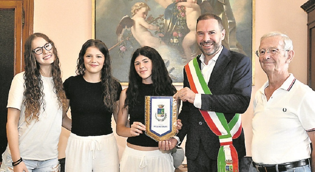 Melissa, Beatrice e Anna trovano un portafoglio con 2.500 euro e lo consegnano ai carabinieri, il sindaco Bortolato: «Gesto d’esempio»