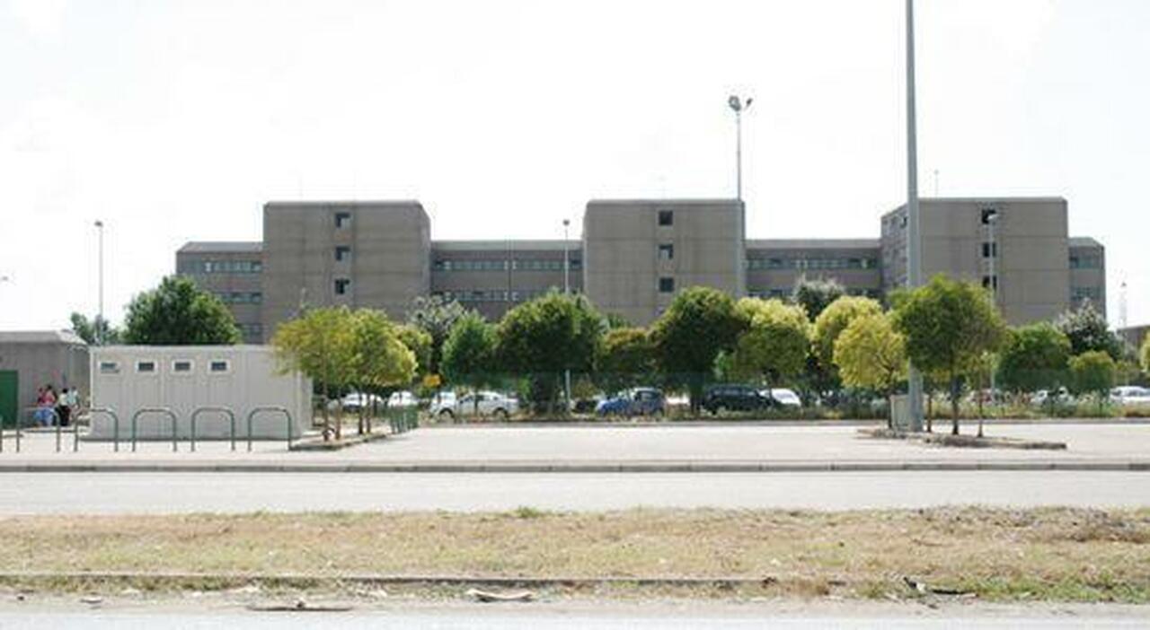 Sos caldo e sovraffollamento nel carcere di Santa Maria Capua Vetere, il garante: reparti al collasso