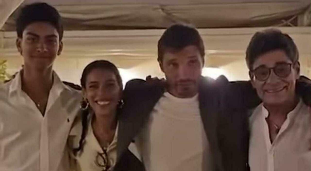 Stefano De Martino a sorpresa alla festa del Vicoletto: «Meravigliosa famiglia»
