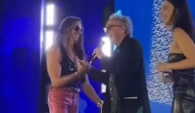 Ghali irrompe sul palco per una foto con Tim Burton. «Lo amo, ci fa sognare tantissimo»