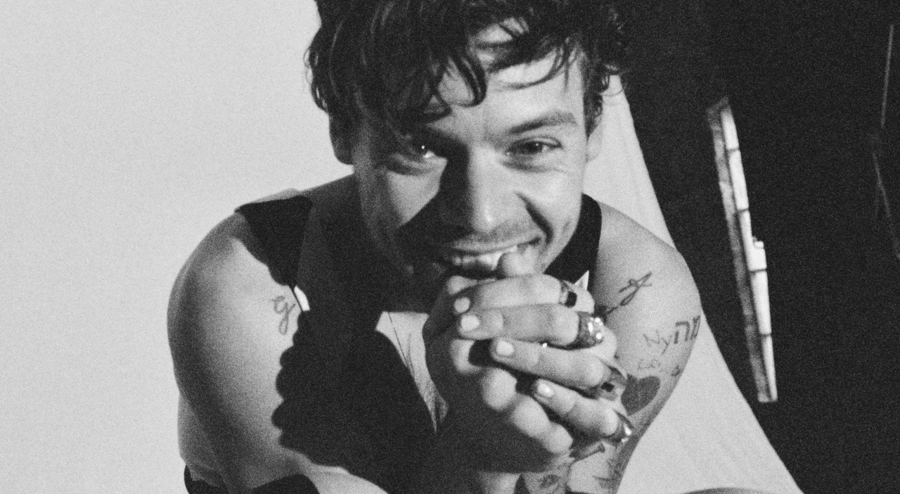 Harry Styles lancia una linea di sex toys, “Pleasing Yourself” fa già impazzire i fan. Ecco quando esce
